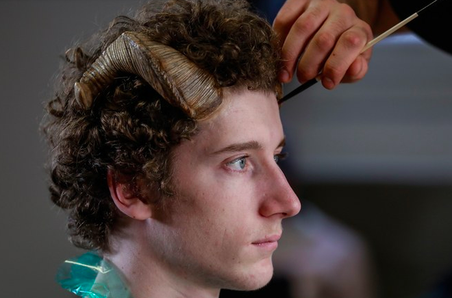 Show mới của Gucci dị quên lối về: Người mẫu ôm... thủ cấp để catwalk, kẻ lại vác nguyên con rồng